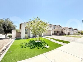 Building Photo - 921 E Ladbroke Way