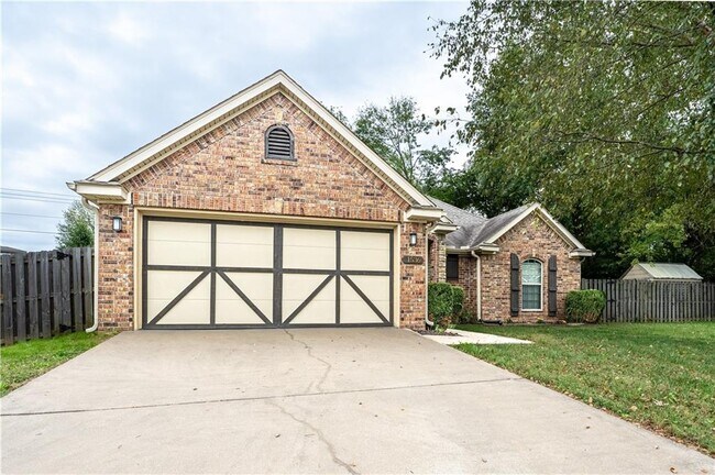 Foto del edificio - 1536 N Oakhaven Pl