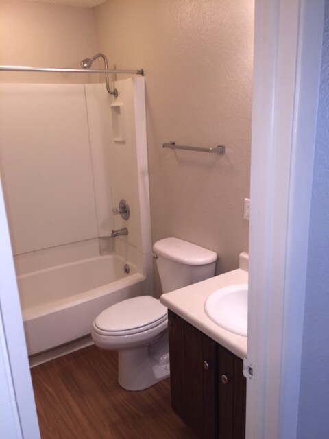 1 hab. Baño - Indian Hills Apartments