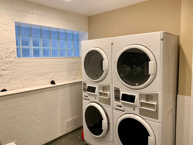 Laundry room 2 washers and 2 dryers $1.50 - 1502 W Polk St