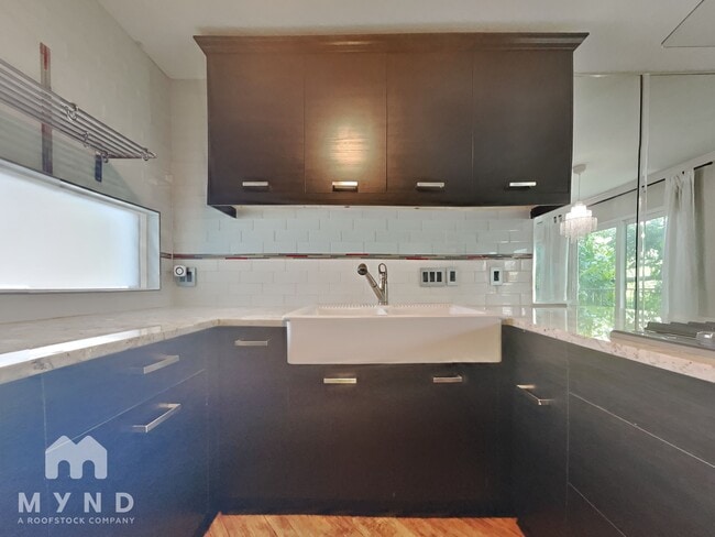 Building Photo - 8211 Katy Fwy