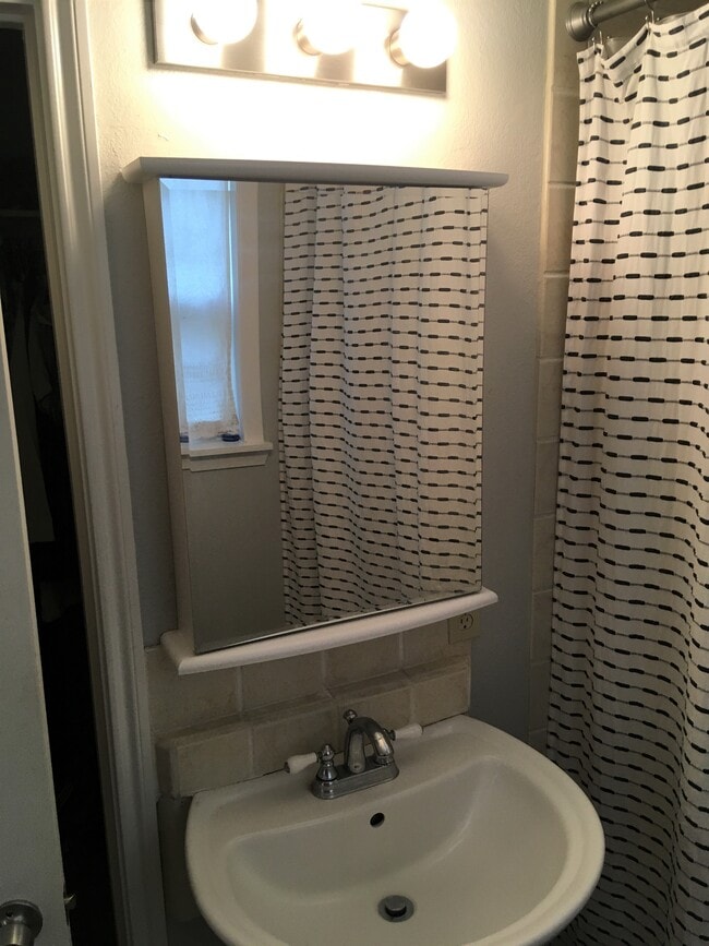 Master bath vanity. - 4302 Duval Street