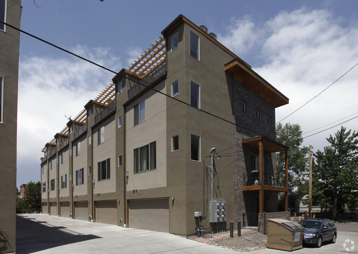 Building Photo - Rowhomes