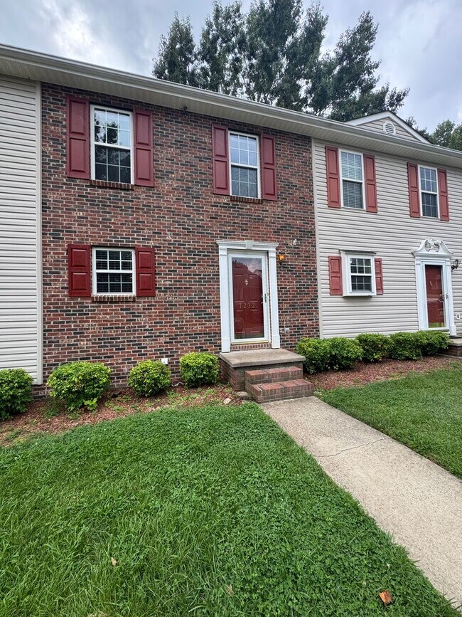 Foto del edificio - 1232 Camelot Ct