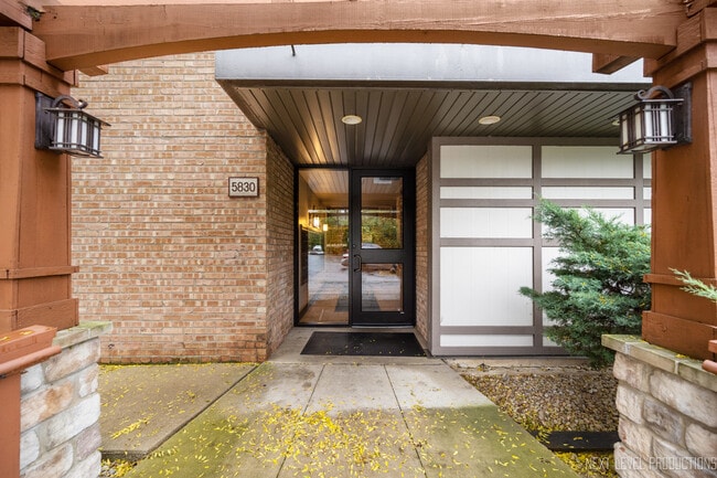 Building Photo - 5830 Oakwood Dr
