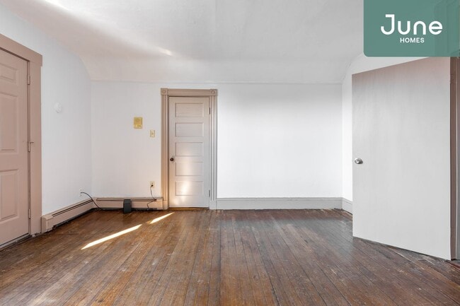 Building Photo - ROOM ONLY in 3-bed/1.0-bath Home