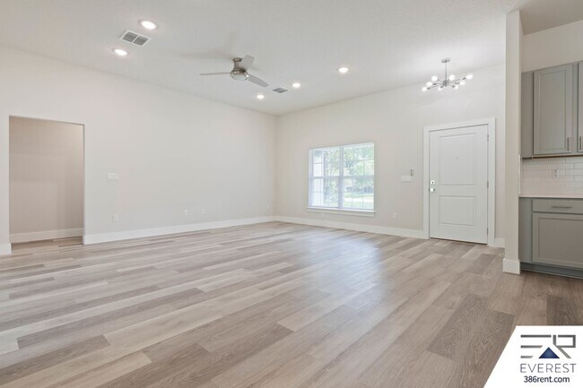 Foto del edificio - FULLY FENCED, LIKE NEW 3/2/2 IN PINE LAKES