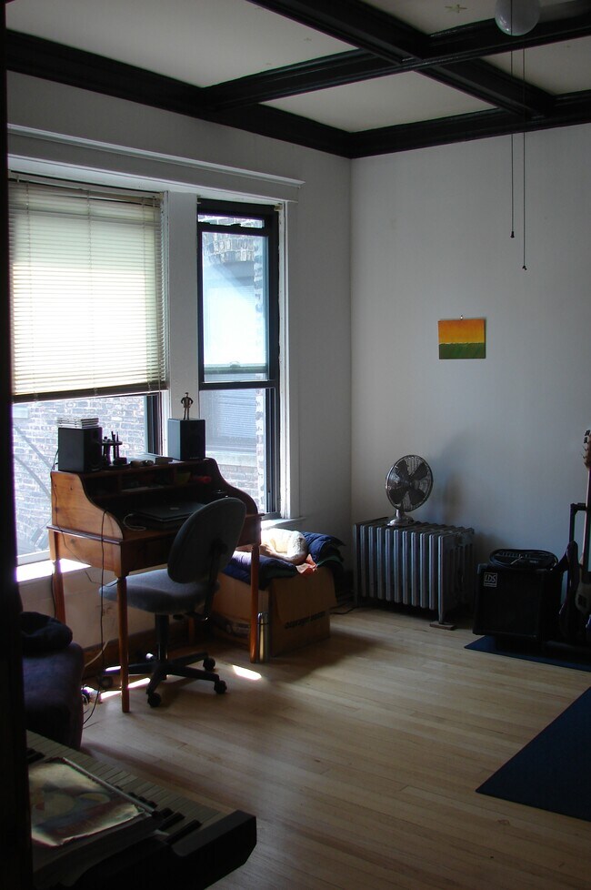 front/E bedrom - 5221 S Kenwood Ave
