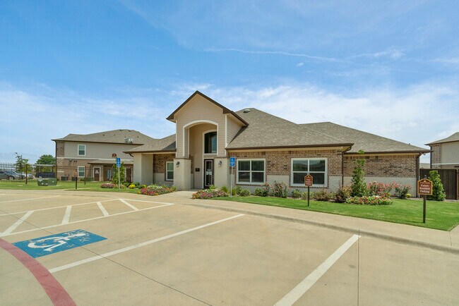Pine Creek Apartments Paris Tx Apartments Com