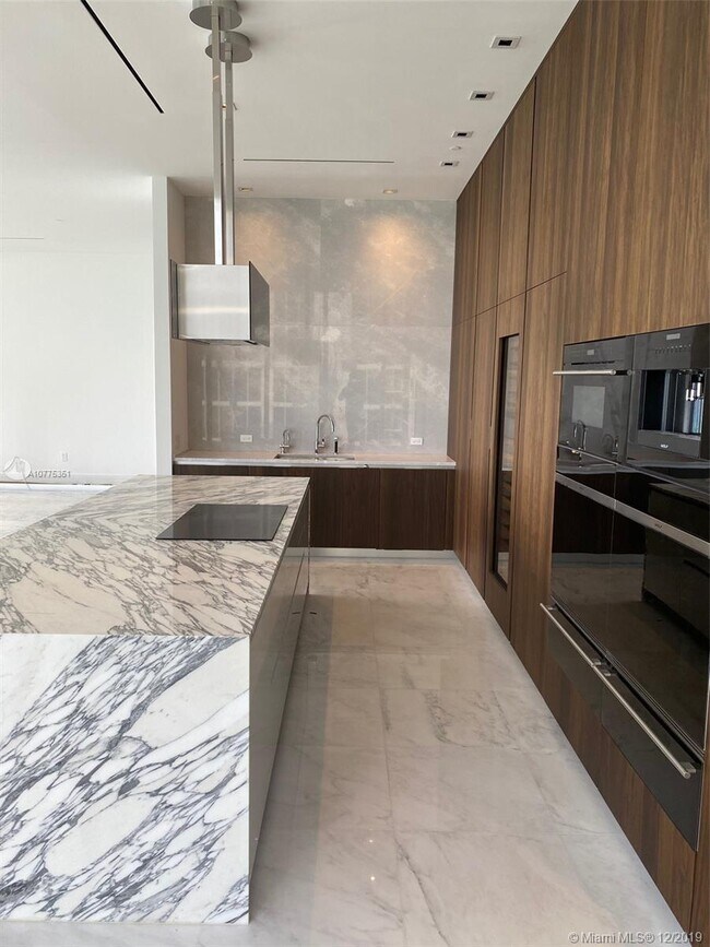 Building Photo - 17141 Collins Ave