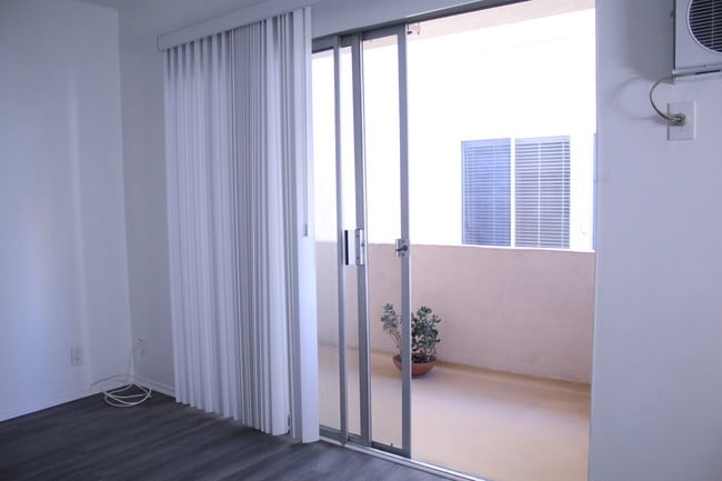 Entrada del salón al balcón - 1737 Glendon Ave