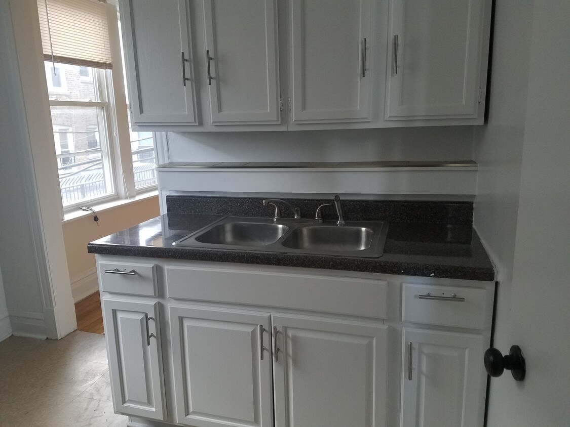 Foto principal - 6250 S Western Ave