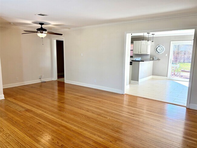 Building Photo - 5019 Poinciana Dr