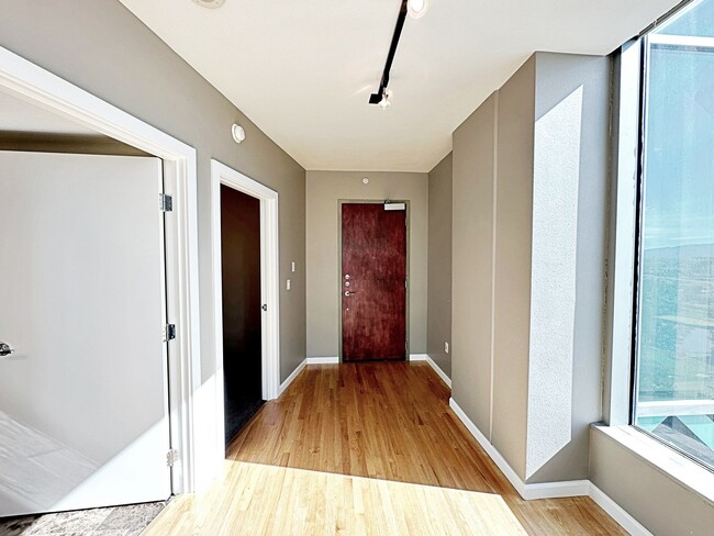 Building Photo - High Rise Metropolis 2 bedroom Condo with ...