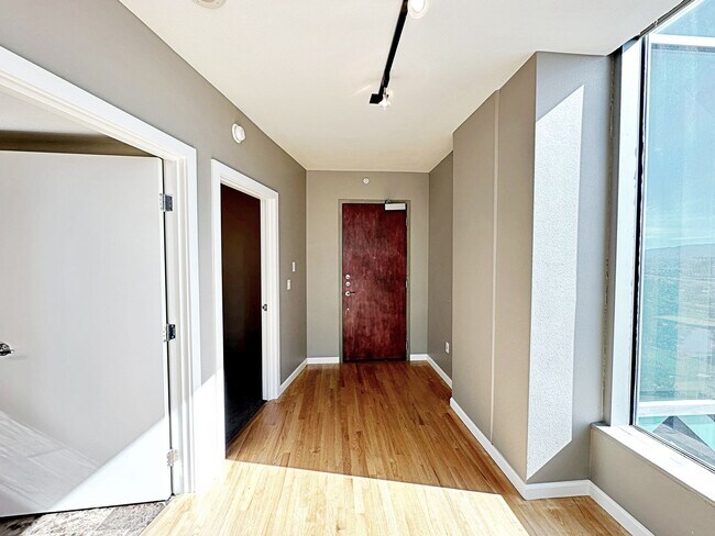 Foto del edificio - High Rise Metropolis 2 bedroom Condo with ...