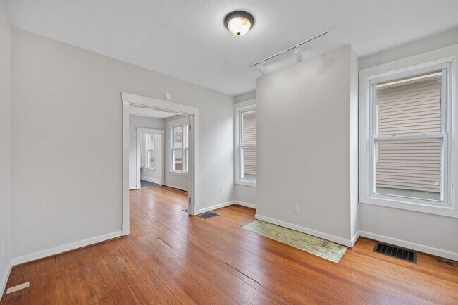 Building Photo - PRICE HILL - Cute 3 bedroom 1 bath