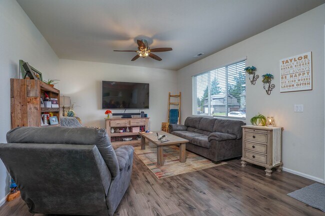 Building Photo - Move in Ready! 4 bedroom, 2.5 bathroom, ea...