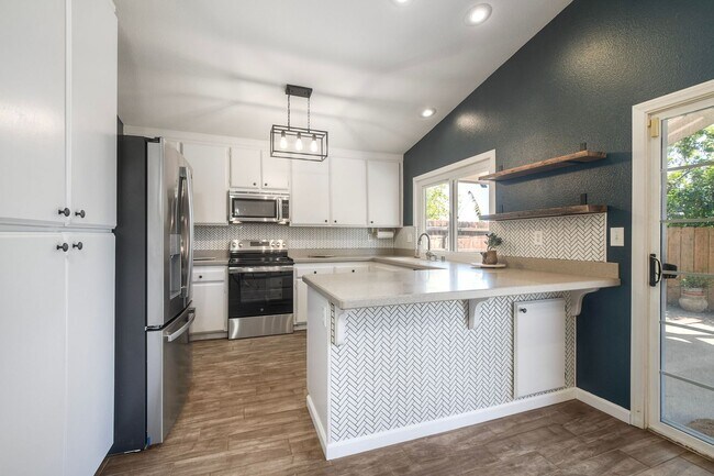 Foto del edificio - Escondido Beautiful Single Level Home w/3 Car and Solar