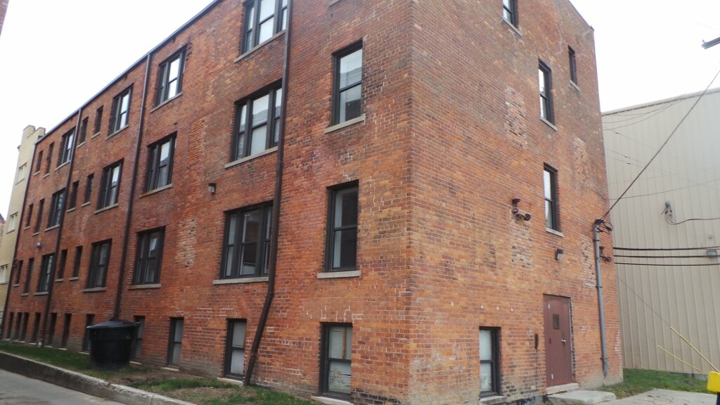 Building Photo - 590 Parkview Dr