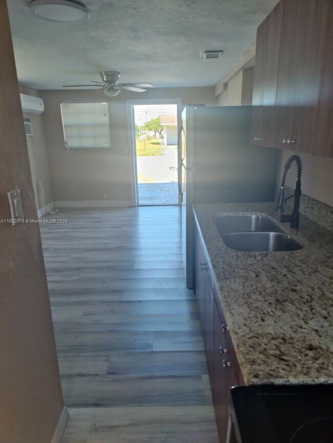 Foto del edificio - 3880 NW 174th St