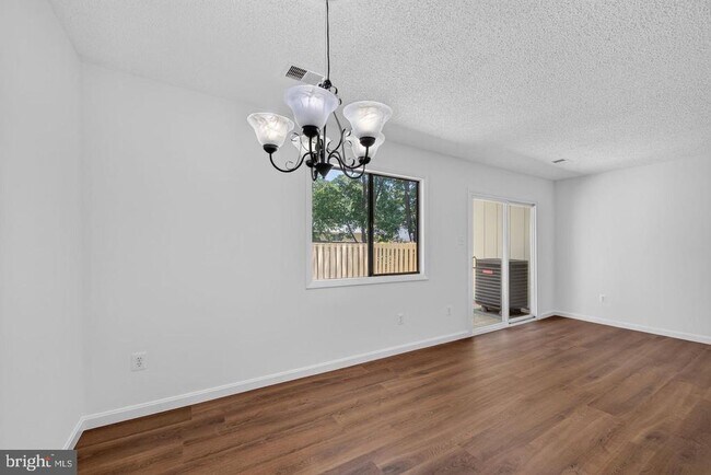 Building Photo - 28 Wedgedale Dr