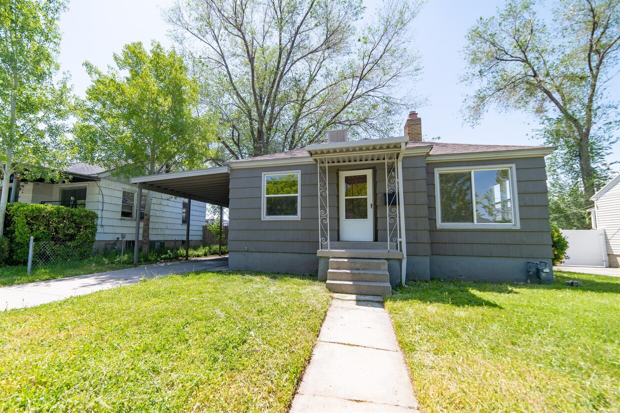 Primary Photo - 370 E Utopia Ave