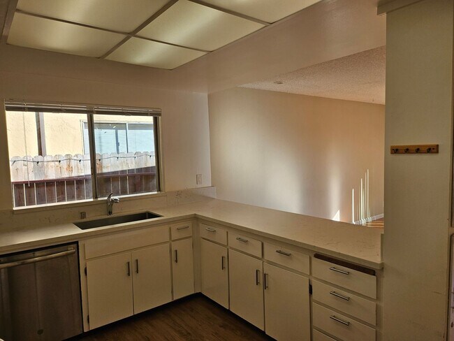 Building Photo - 4 Bedroom 2 Bath South San Francisco