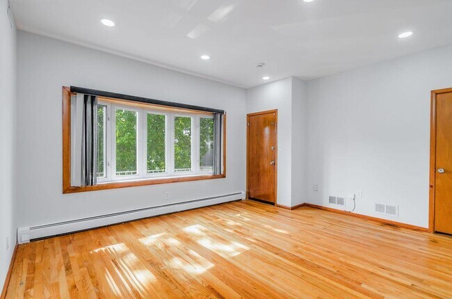 Foto del edificio - 145 Hobart Ave