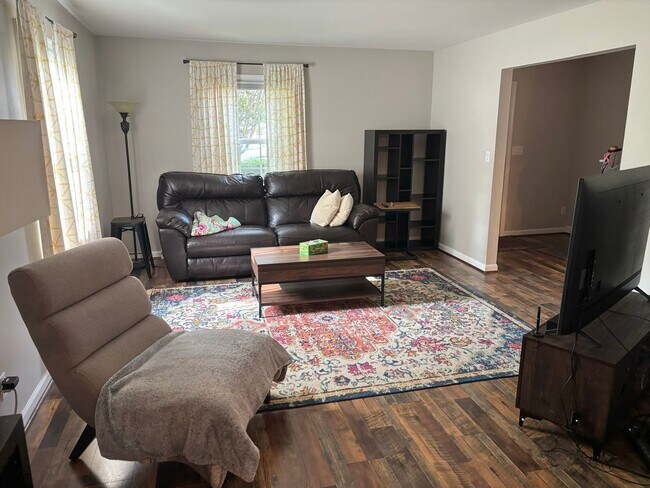 Foto del edificio - Close to Stonefield Shopping, UVA and walk...