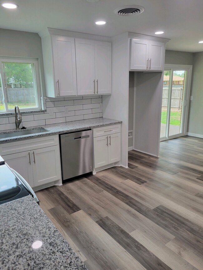 Building Photo - 4903 Lake Park Dr