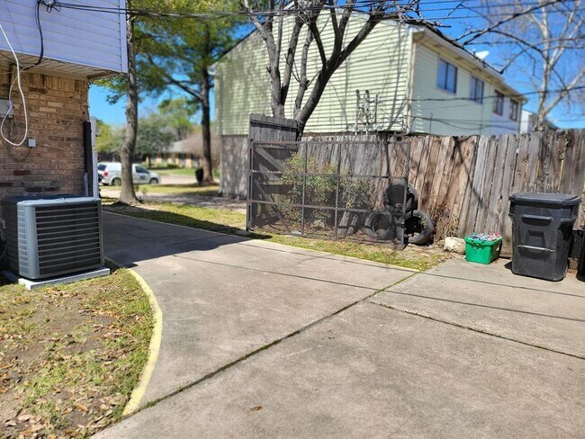 Building Photo - 5510 Deep Forest Dr