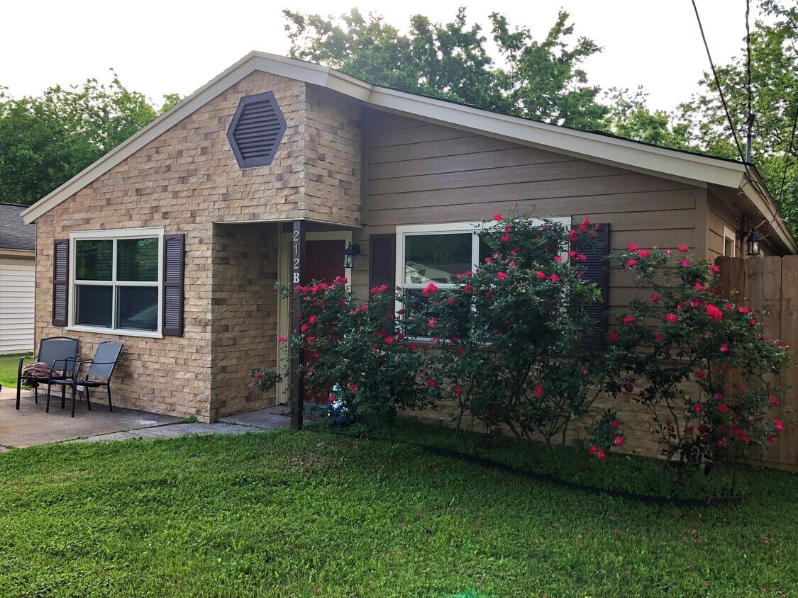 Primary Photo - Renovated 2 Bedroom Home Near HEB, Target ...
