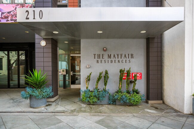 Flores en la entrada de Mayfair - Mayfair Residences at Santa Monica Beach