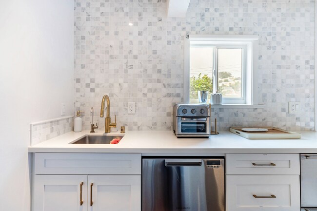 Foto del edificio - 14 Alemany Blvd