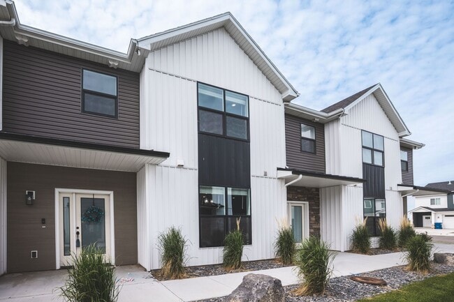 Building Photo - 3 Bed 2.5 bath town home in Sugar City, with 2 stall garage