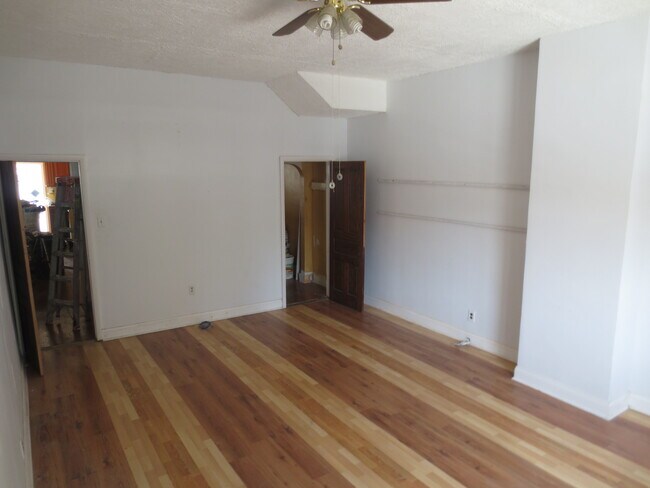 Primera planta: Amplia sala de estar o despacho (3,96 m x 7,99 m). - 1229 E Susquehanna Ave