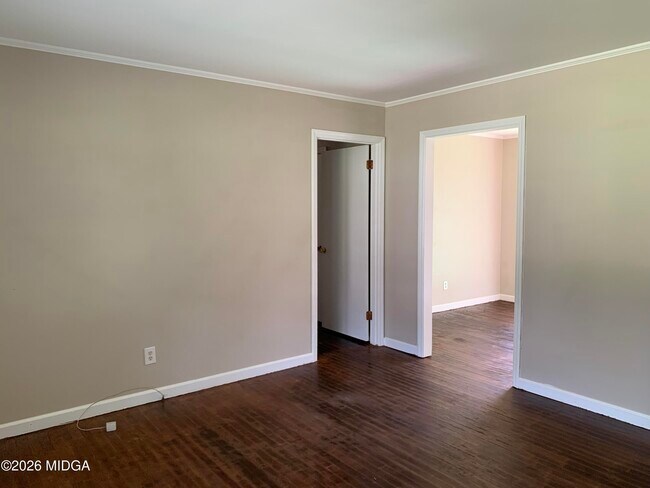 Building Photo - 3240 Commodore Dr