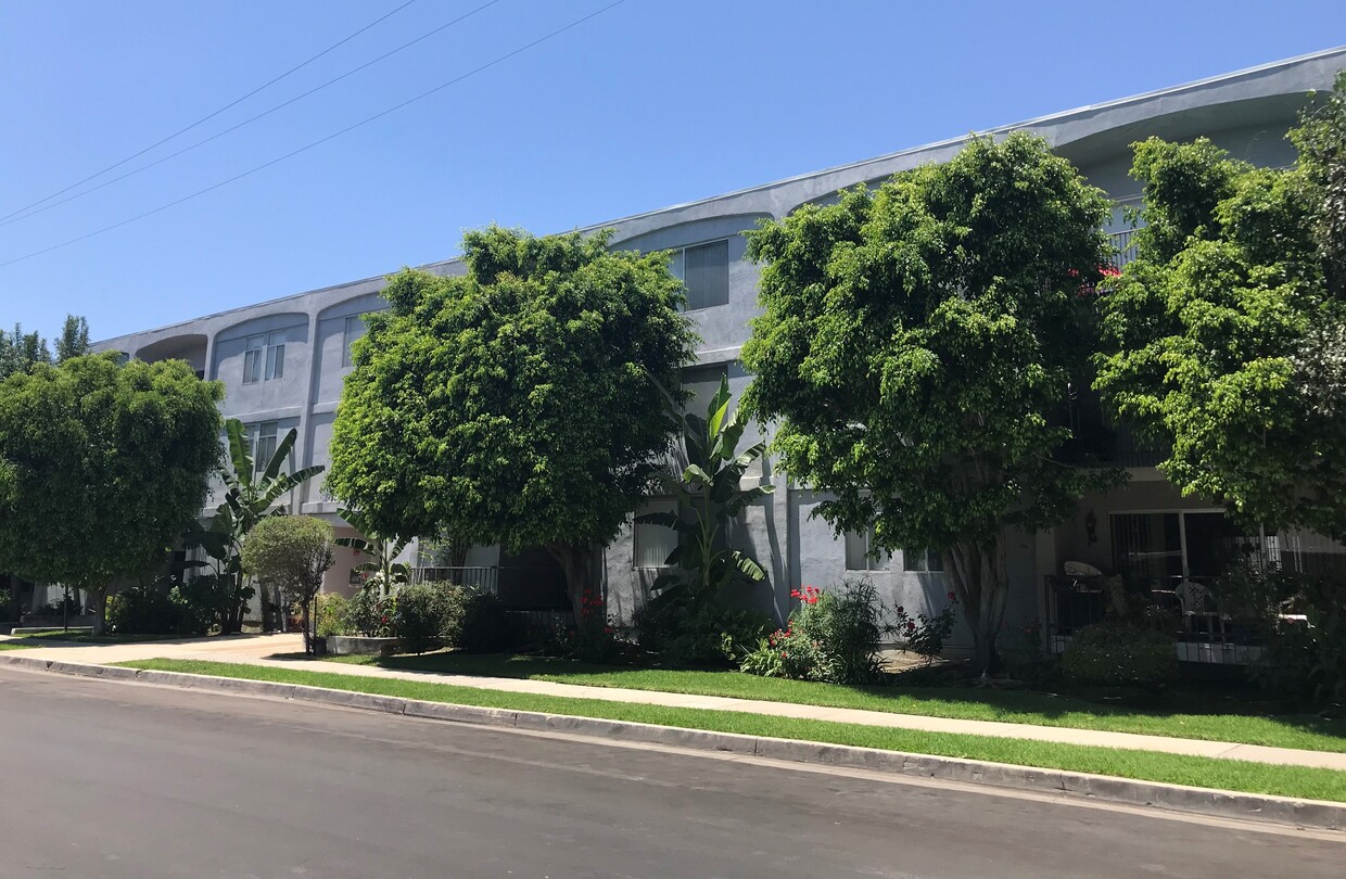 Foto principal - 4605 Sylmar Ave