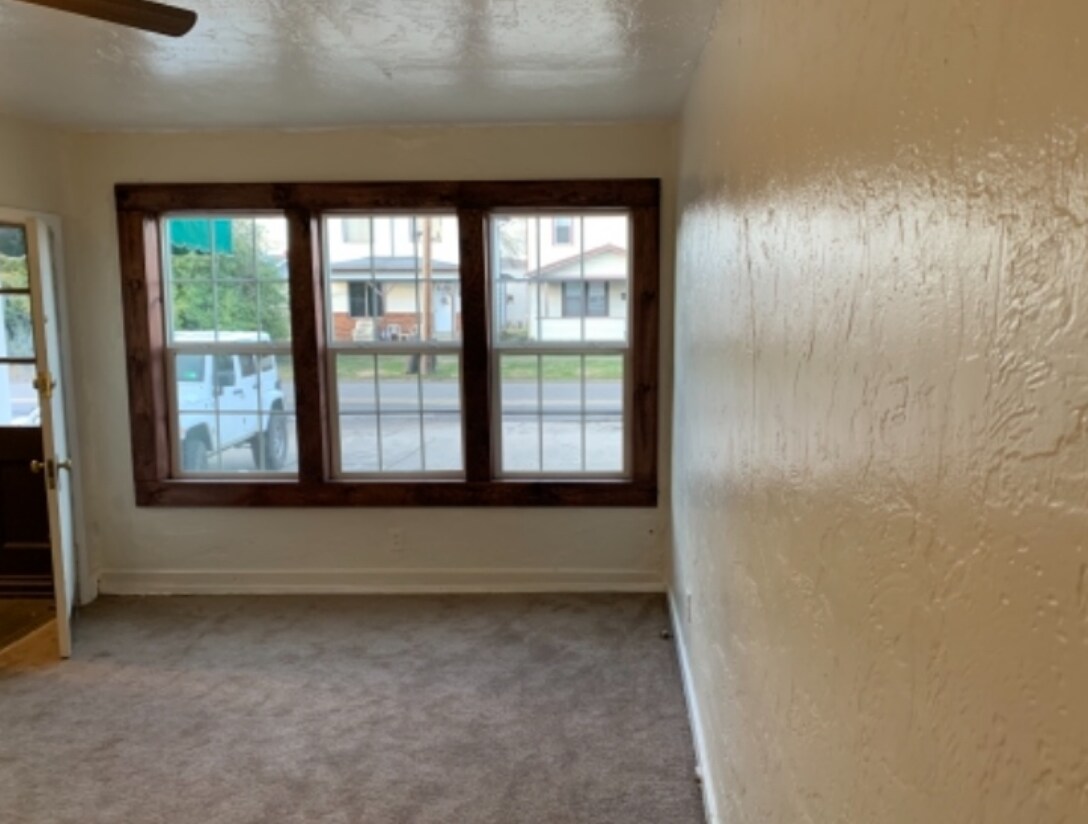 family room - 205 8th Ave W