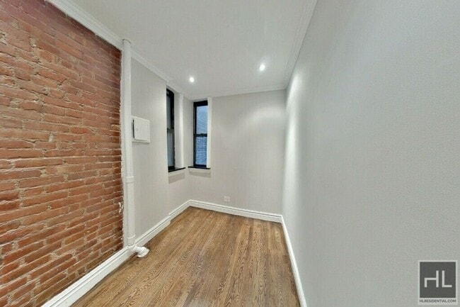 Building Photo - Murray Hill – No Fee + Roof Deck, Renovate...