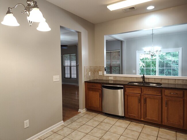 Foto del edificio - Cozy, 2 story End Unit Townhome located in the Blakeney Preserve community!