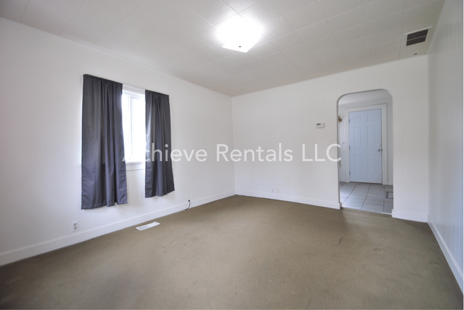Building Photo - 738 E 200 N