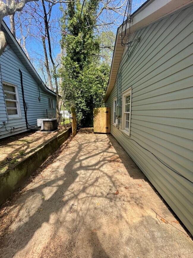 Building Photo - ** 3 Bed 1 Bath located in Chisholm ** Cal...