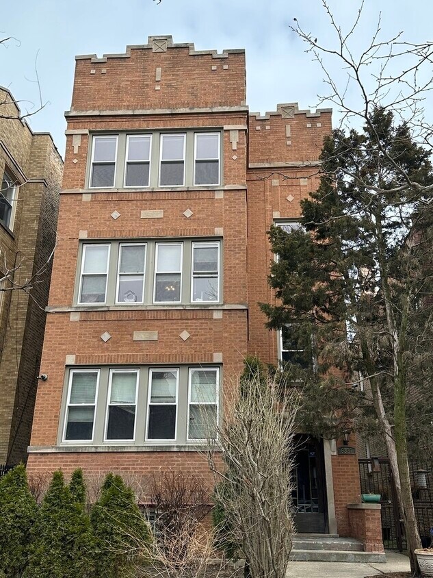 Primary Photo - 6327 N Oakley Ave
