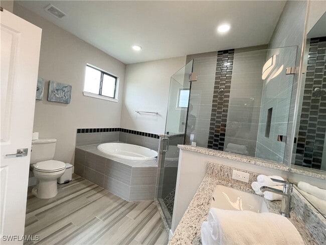 Building Photo - 812 SW 8th Pl