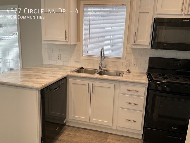 Building Photo - 1 BED/ 1 BETH HOME AVAILABLE NOW!