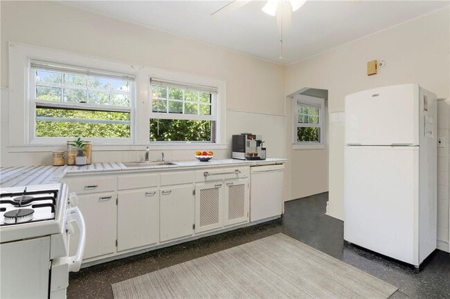 Building Photo - 323 Wolfs Ln