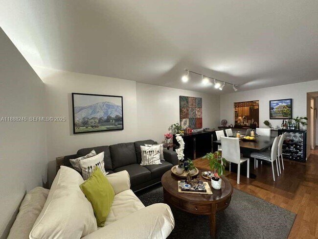 Building Photo - 1000 Parkview Dr