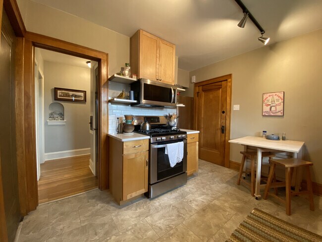 Building Photo - 4023 18th - Main Floor Duplex