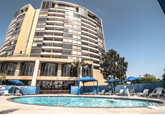 Building - 4337 Marina City Dr